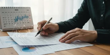 Pessoa analisando documentos fiscais e planejando a economia de 2025