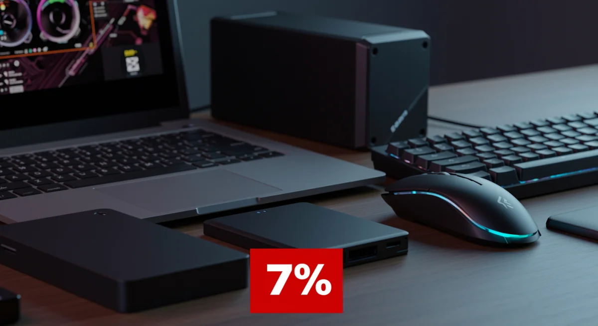 Componentes de informática modernos como laptop, teclado mecânico e mouse gamer, dispostos em uma mesa, simbolizando a variedade de produtos em oferta.