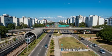 Vista aérea de uma cidade brasileira moderna com diversas opções de transporte e infraestrutura de mobilidade.