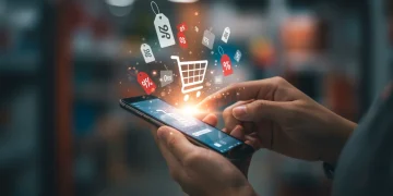 Pessoa visualizando ofertas relâmpago no celular com ícone de carrinho de compras e tags de desconto.